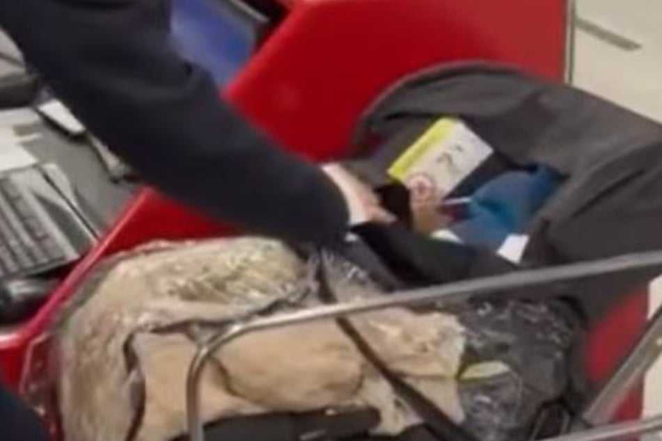 Eltern haben an Flughafen kein Ticket für ihr Baby: Was sie dann tun, schockt das gesamte Personal