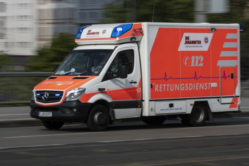 Ein Rettungswagen auf dem Weg zu einem Einsatz. Eine 87-Jährige hat am Donnerstag in Warnsdorf kurz hintereinander zwei Autounfälle verursacht. Sie und eine 39-jährige Frau wurden verletzt. (Symbolfoto)