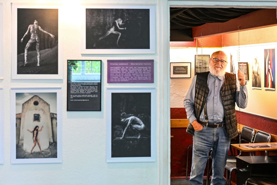 Museums-Chef und Fotograf Volkmar Fritzsche (85) in der Ausstellung.
