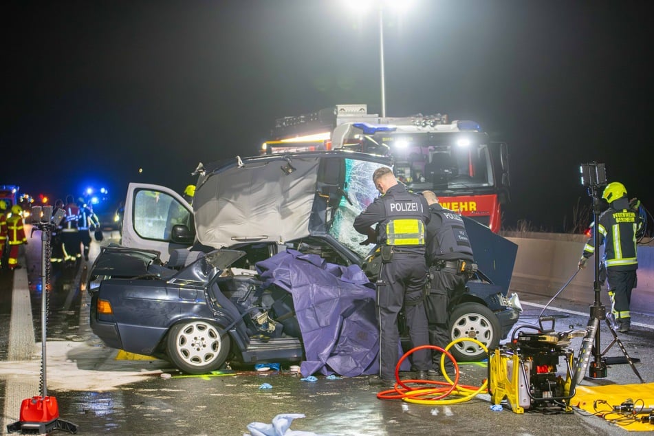 Die Polizei sicherte nach dem tödlichen Unfall auf der A61 Spuren.