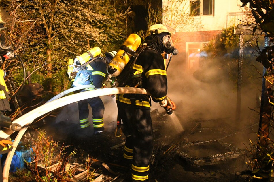 Die Feuerwehr konnte einen brennenden Schuppen löschen. Eine Frau war zuvor leicht verletzt worden.