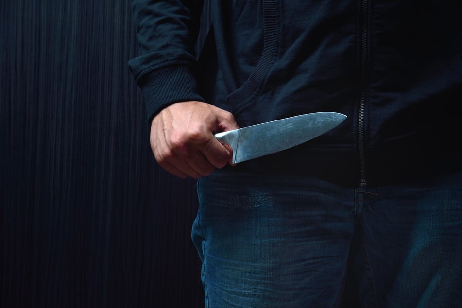 Ein 51-Jähriger rammte am Samstagabend einem Kumpel (41) ein Messer in den Oberschenkel. Es soll ein Unfall gewesen sein (Symbolbild).