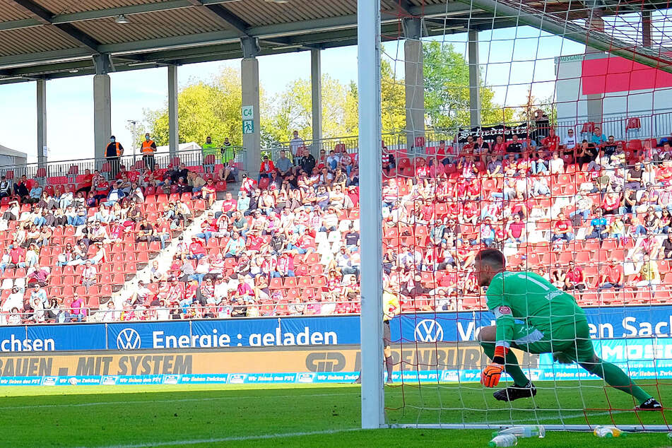 Endlich wieder mit Zuschauern! Keeper und FSV-Kapitän Johannes Brinkies (28) freut sich auf den Auftakt. Nur Gegentore, wie hier durch den Unterhachinger Dominik Stroh-Engel (35), soll es keine geben.