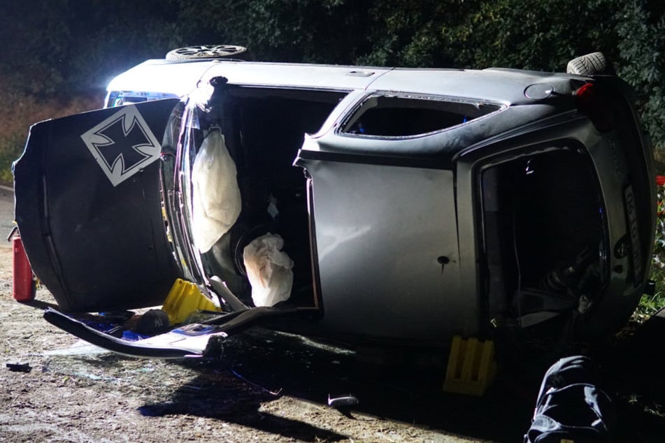 Der Fahrer (31) musste von der Feuerwehr aus dem Auto geschnitten werden, der Beifahrer (19) konnte sich aus dem Wagen selbst befreien.
