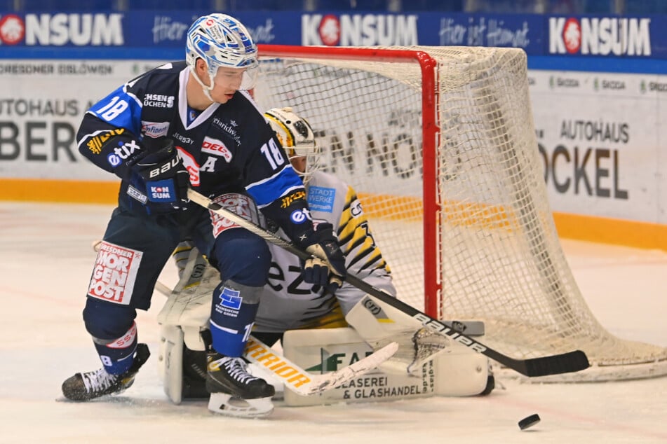 Eislöwe Timo Walther (25, l.) versucht hier die Scheibe im Kasten der Bayreuther unterzubringen. Wird er diese Saison überhaupt gegen sie in der DEl2-Spielen? Derzeit ist die Antwort: Nein!