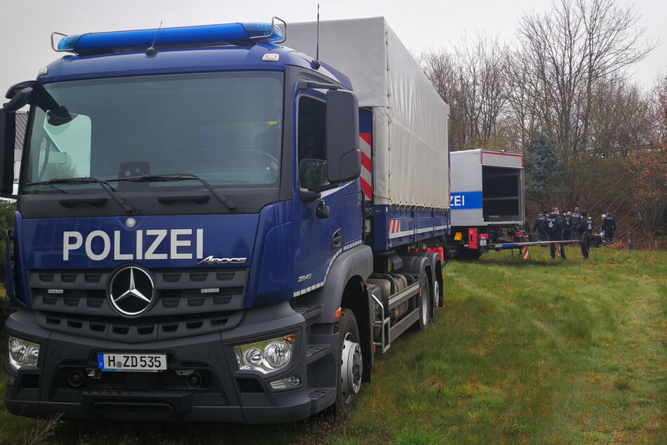 Die Polizei brachte mit Lastern Technik zum Einsatzort.