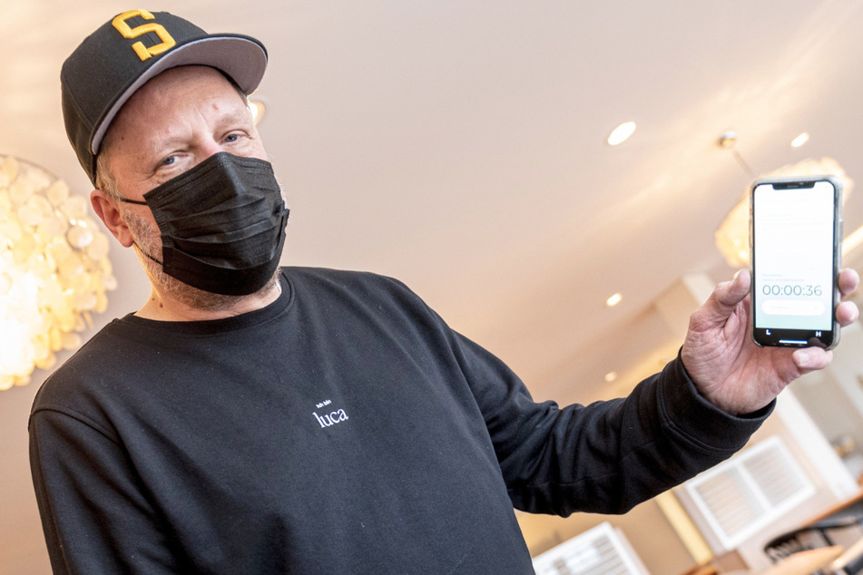 Rapper Smudo (52) demonstriert auf seinem Smartphone die Funktionsweise der App "Luca".