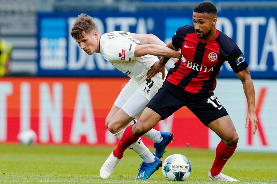 Der 28-Jährige spielte zuvor auch für den SV Wehen Wiesbaden, hier im Duell mit den Kiezkickern. Beide Vereine treffen am Sonntag aufeinander.