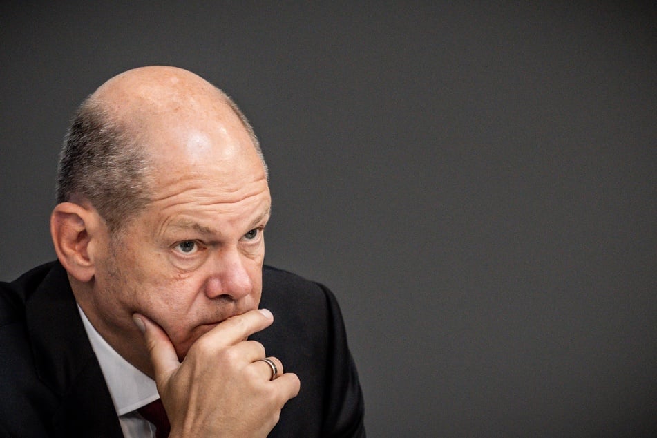 Bundeskanzler Olaf Scholz (65/SPD).