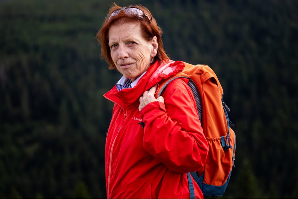 Wanderführerin Heike Lautner (58) hat auch jede Menge Wissen über alten Bergbau im Gepäck.