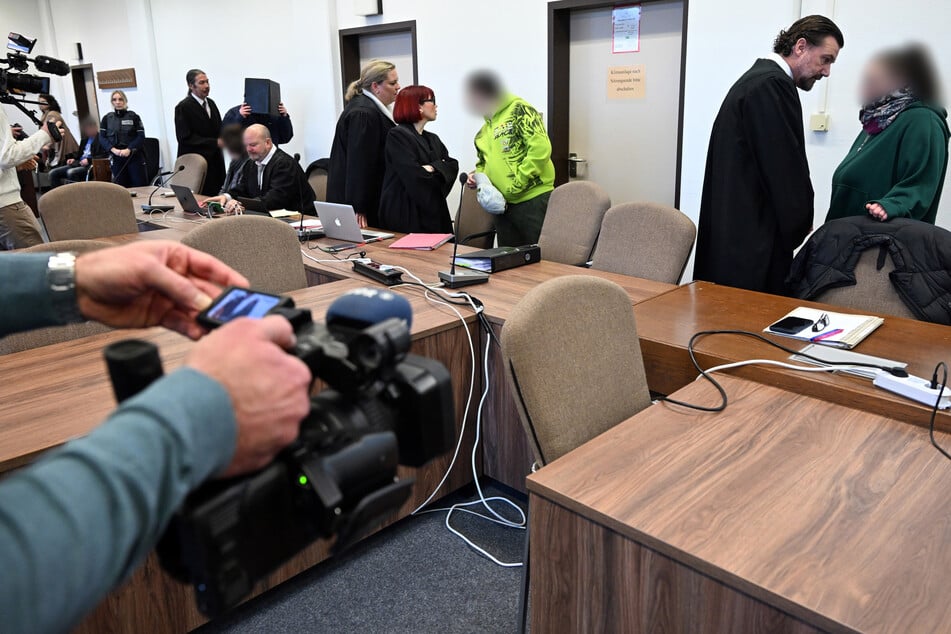 Die vier Angeklagten müssen sich vor dem Kölner Landgericht verantworten.