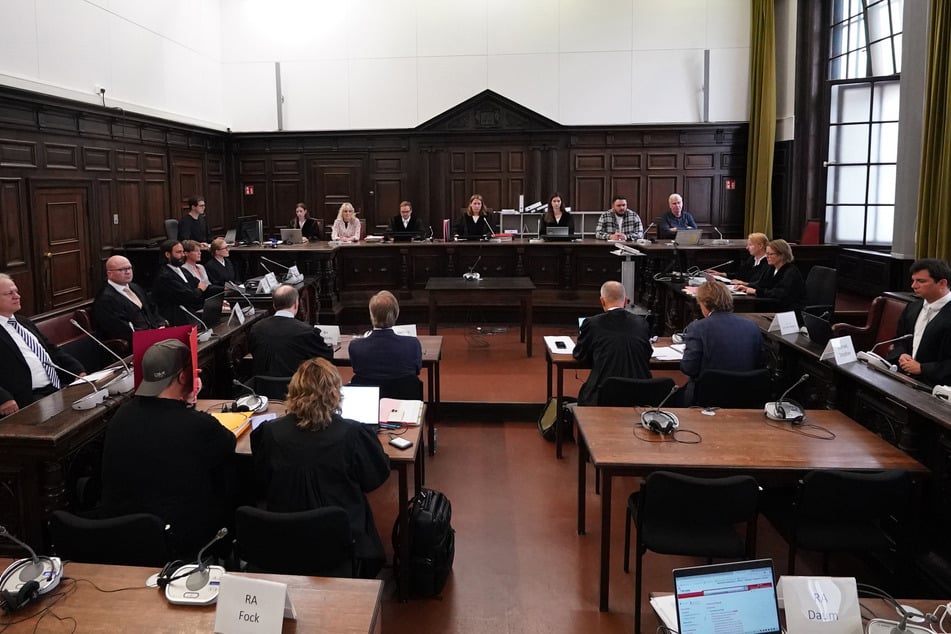 Die Prozessbeteiligten sitzen im Gerichtssaal im Prozess wegen mutmaßlicher Kindesentführung im Landgericht Hamburg.