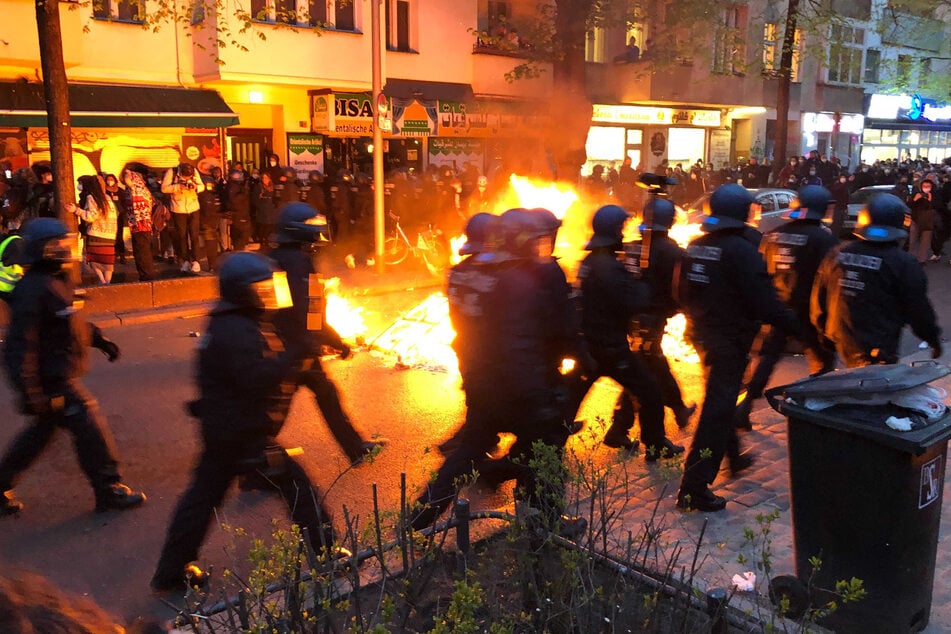 Berlin: Feuer brennt beim Demonstrationszug linker und linksradikaler Gruppen unter dem Motto "Demonstration zum revolutionären 1. Mai".