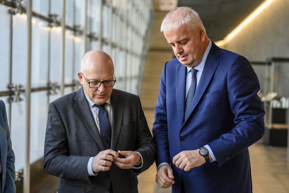 Bundesbank-Vorstand Burkhard Balz (55) übergab OB Sven Schulze (53, SPD) die Sammlermünze.
