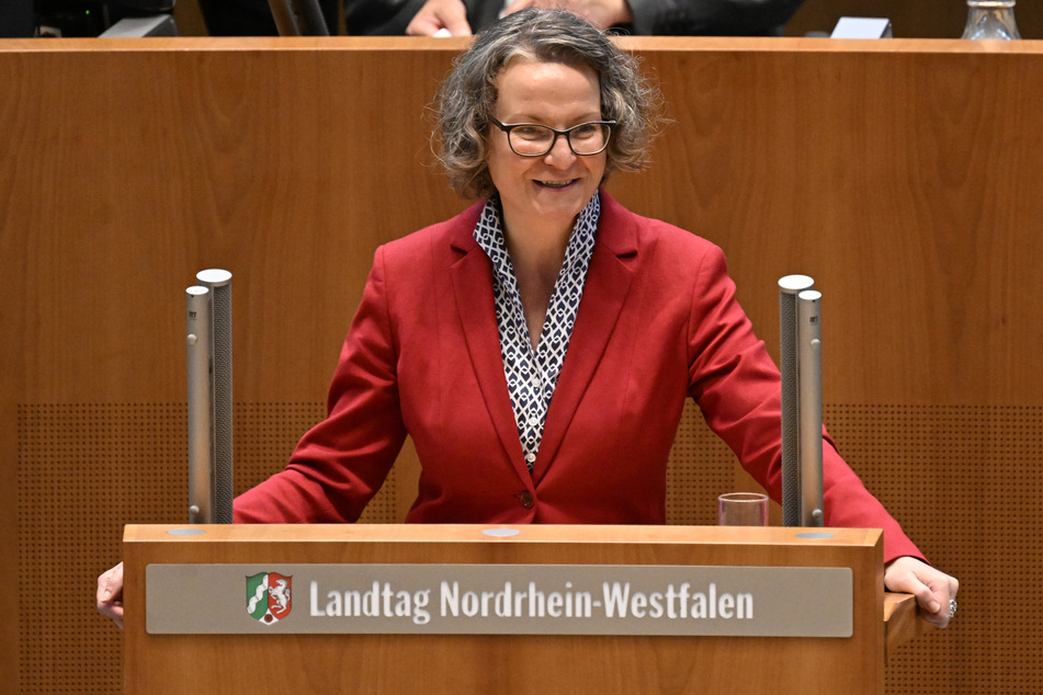 NRW-Bauministerin Ina Scharrenbach (46, CDU) bei der heutigen Plenarsitzung.