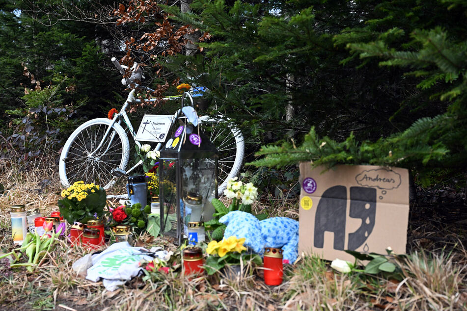 Ein sogenanntes "Ghostbike" wurde als Erinnerung an der Unfallstelle aufgestellt.