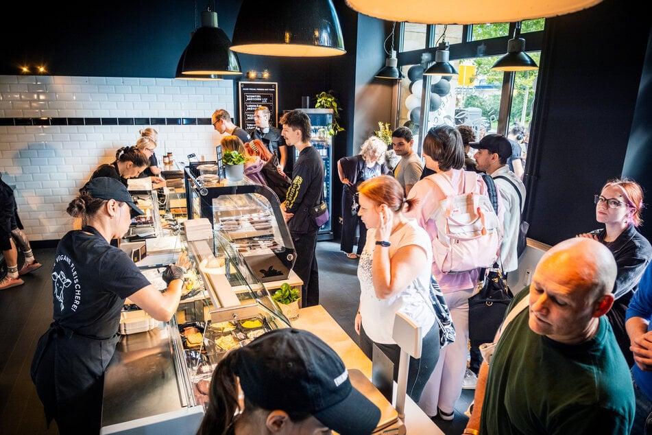Zahlreiche Kunden wollten die veganen Alternativen probieren.