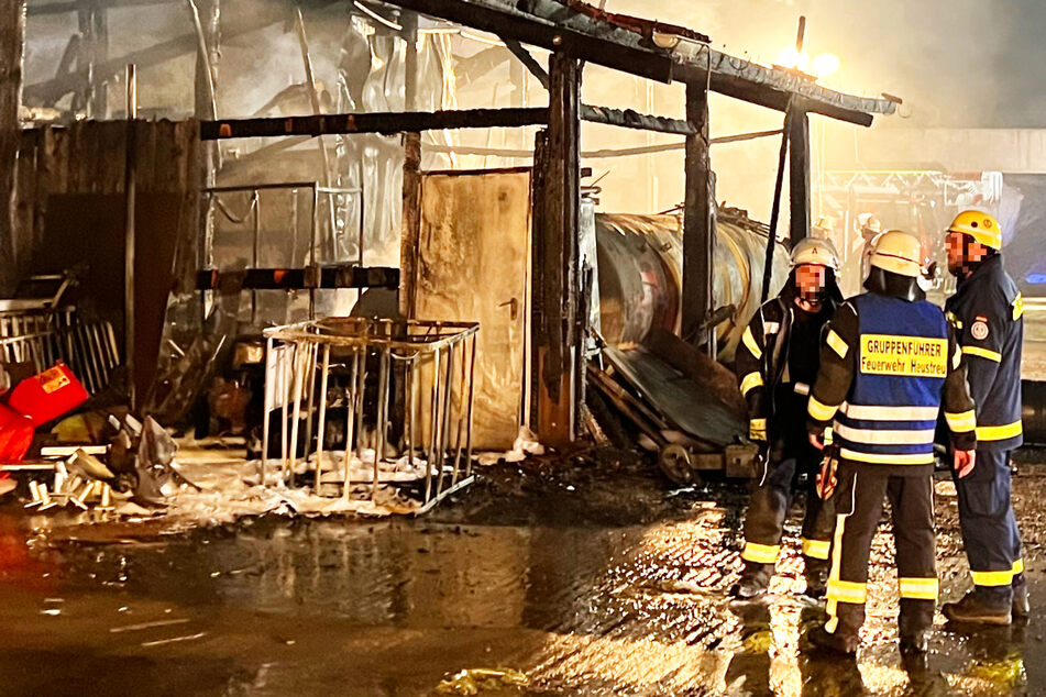 Zwei Menschen wurden leicht verletzt: Auf einem Bauernhof bei Bad Neustadt an der Saale in Unterfranken brach am Montagabend ein Brand aus, rund 200 Feuerwehrkräfte waren im Einsatz.