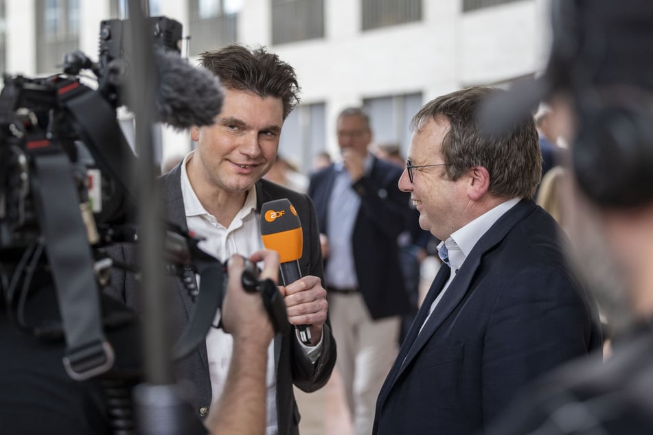 Für die Dreharbeiten der "Heute-Show" ist van der Horst auch regelmäßig auf Politiker-Treffen unterwegs, hier interviewt er NRW-Verkehrsminister Oliver Krischer (55, Grüne). (Archivbild)