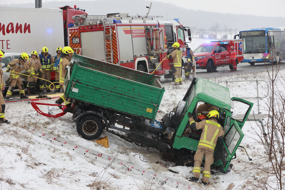 Schwerer Unfall in Blankenburg: Transporterfahrer lebensbedrohlich verletzt!