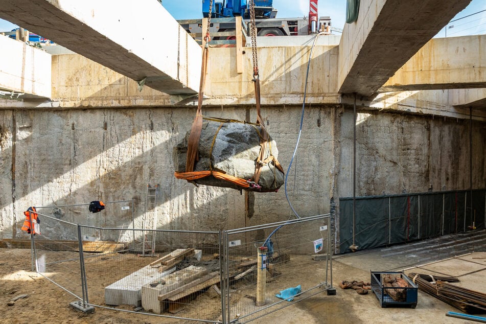 Ein Findling wurde bei einer Hamburger Baustelle der U-Bahn-Linie U5 aus der Baugrube gehoben.