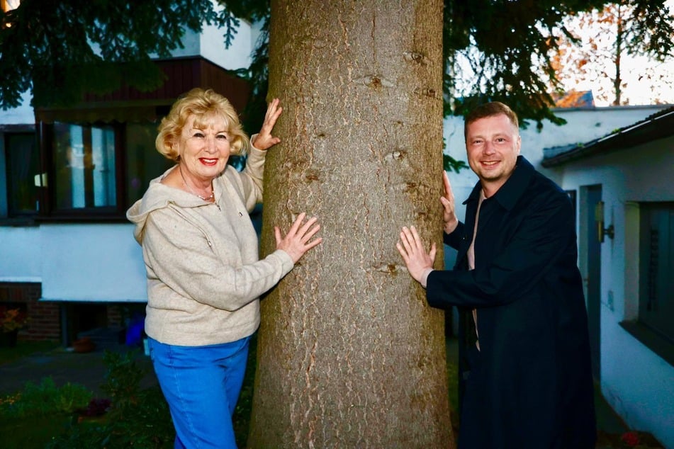 Baum-Besitzerin Maritta Junghanns (81) und Sohn Carsten (49) verabschiedeten sich von der Tanne.