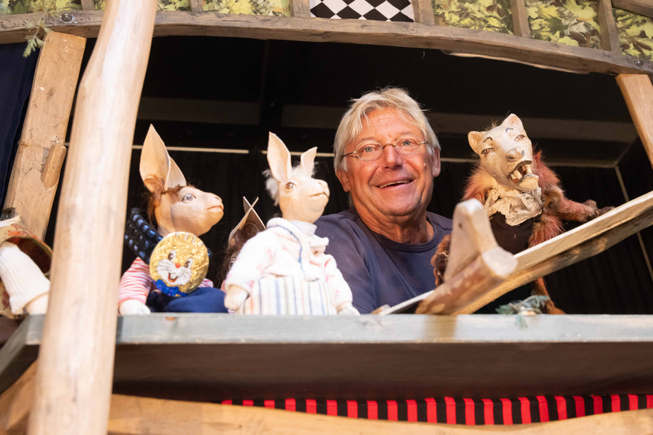 Puppenspieler Jörg Bretschneider (62) mit seinen Angsthasen-Handpuppen.