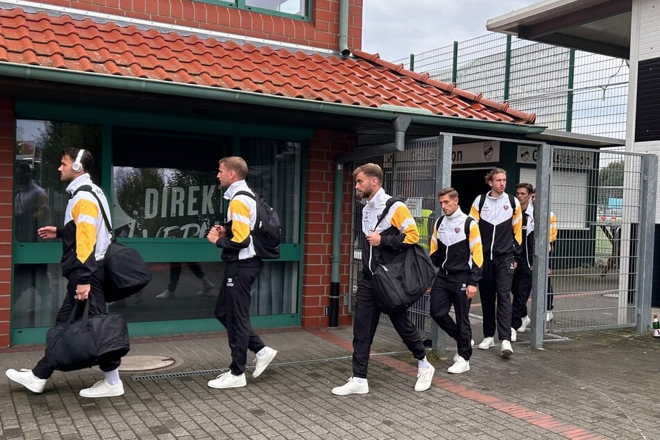 Die Spieler haben ihre Flug- und Busreise vorerst überstanden.