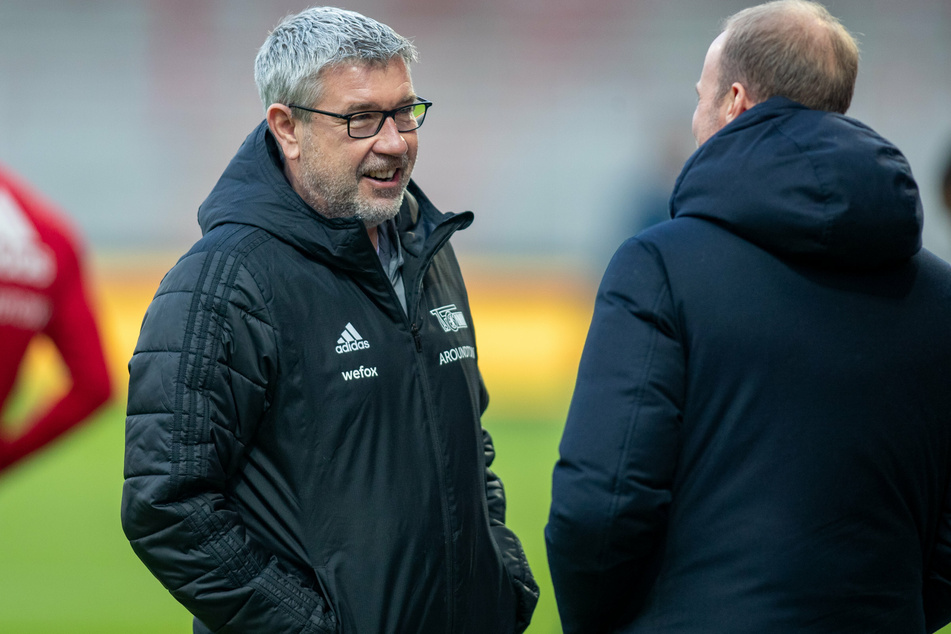 Trainer Urs Fischer (55, l.) von Union Berlin begrüßt Hoffenheims Trainer Sebastian Hoeneß (39) im Stadion.