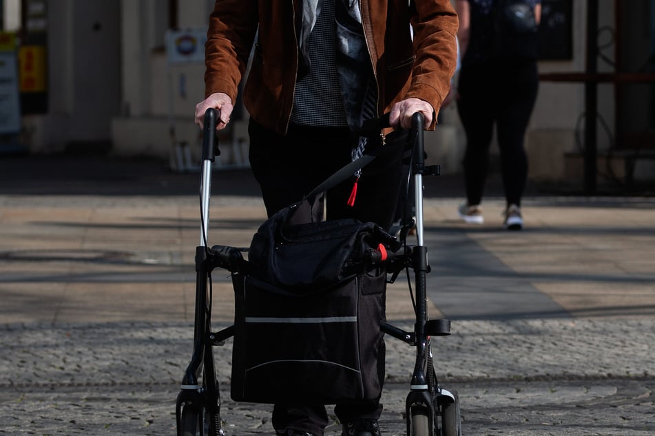 Die Seniorin war mit ihrem Rollator auf dem Gehweg der Vereinsstraße unterwegs, als es zu dem Crash kam. (Symbolbild)