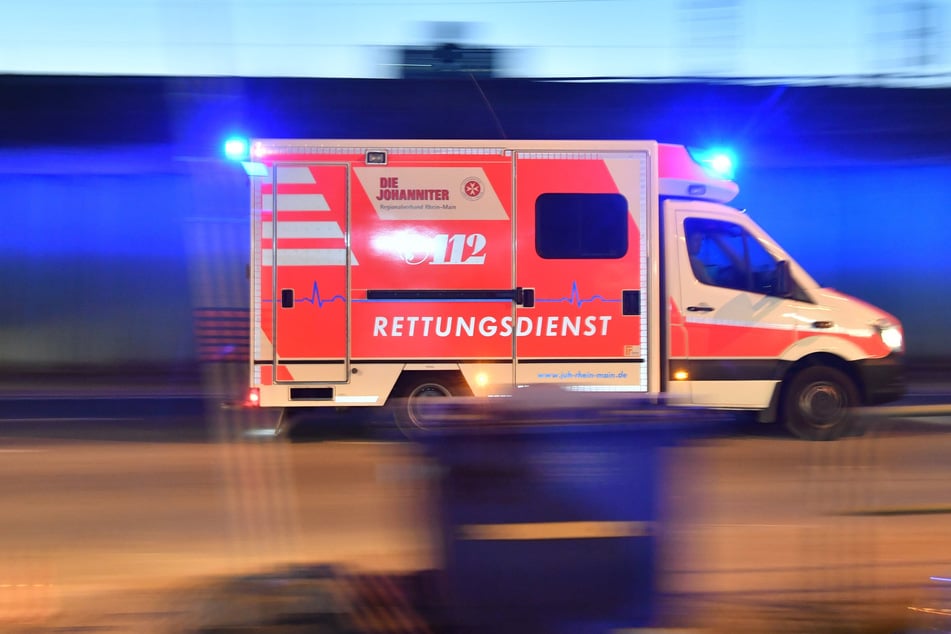 Ein Rettungswagen brachte den Opel-Fahrer ins Krankenhaus, die 23-Jährige musste per Helikopter in eine Klinik gebracht werden. (Symbolfoto)