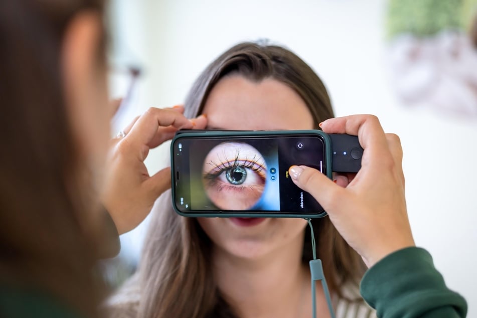 Fotos und Messungen der Augen werden später durch einen Augenarzt ausgewertet.