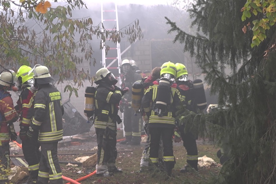 Feuerwehrkräfte in Ottobrunn: Zahlreiche Einsatzkräfte kämpften gegen die Flammen und den Rauch an.