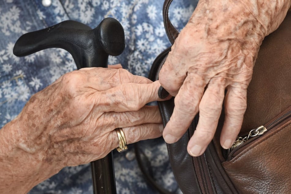 Skrupellos: Mann gibt sich als Pfleger aus und beklaut 92-Jährige