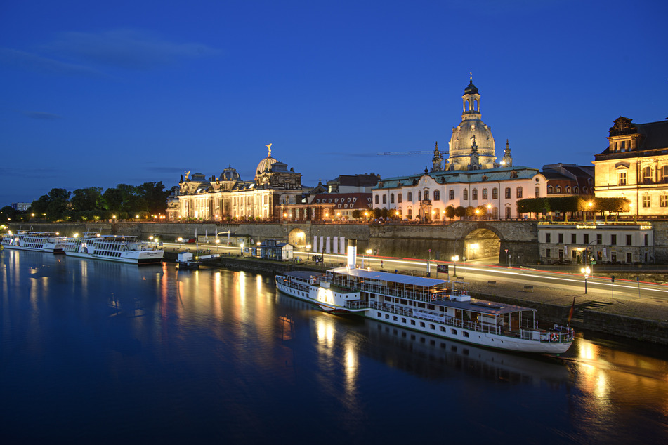 Der historische Schaufelraddampfer "Dresden" und die Salonschiffe der Sächsischen Dampfschifffahrt haben am Abend am Terrassenufer angelegt.