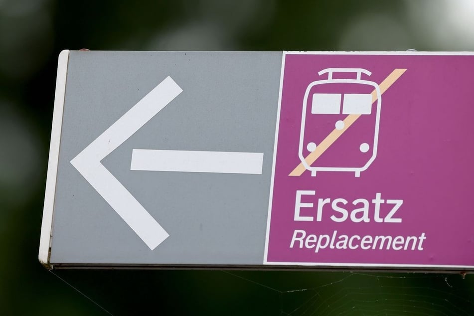 Ein Hinweisschild für Schienenersatzverkehr hängt am Bahnhof in Rösrath.