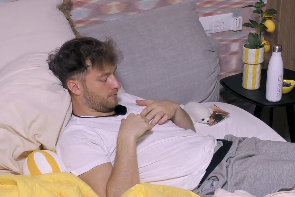Und tatsächlich zieht sich Marcel (24) vor der Gruppe zurück.