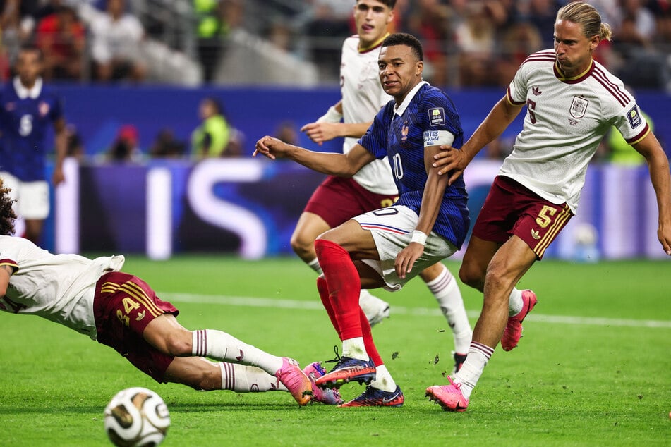 Spain took home a stunning 2–0 victory against France on Tuesday.