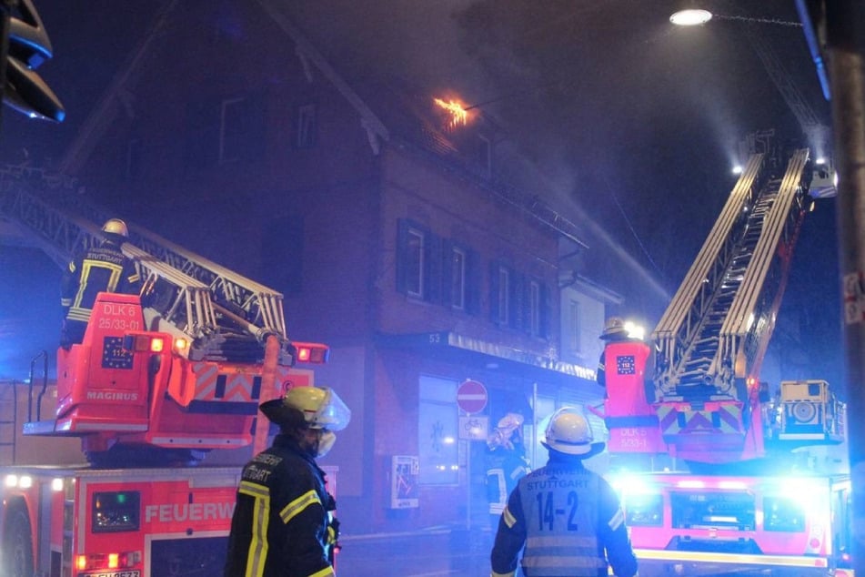 In einem Wohnhaus in Möhringen griff ein Feuer vom Balkon auf den Dachstuhl über.