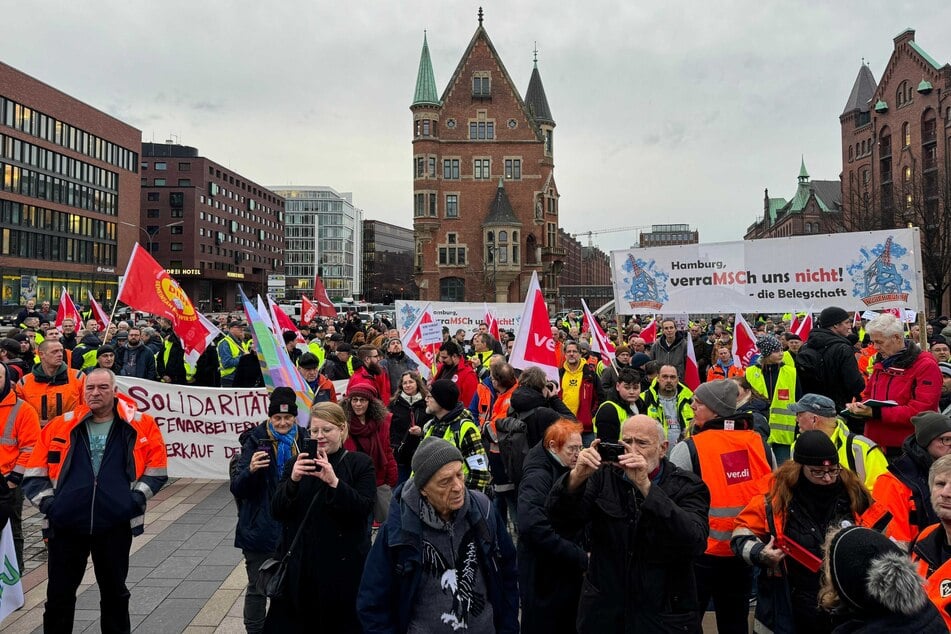 Rund 300 Menschen protestieren gegen die Privatisierung des Hamburger Hafens.