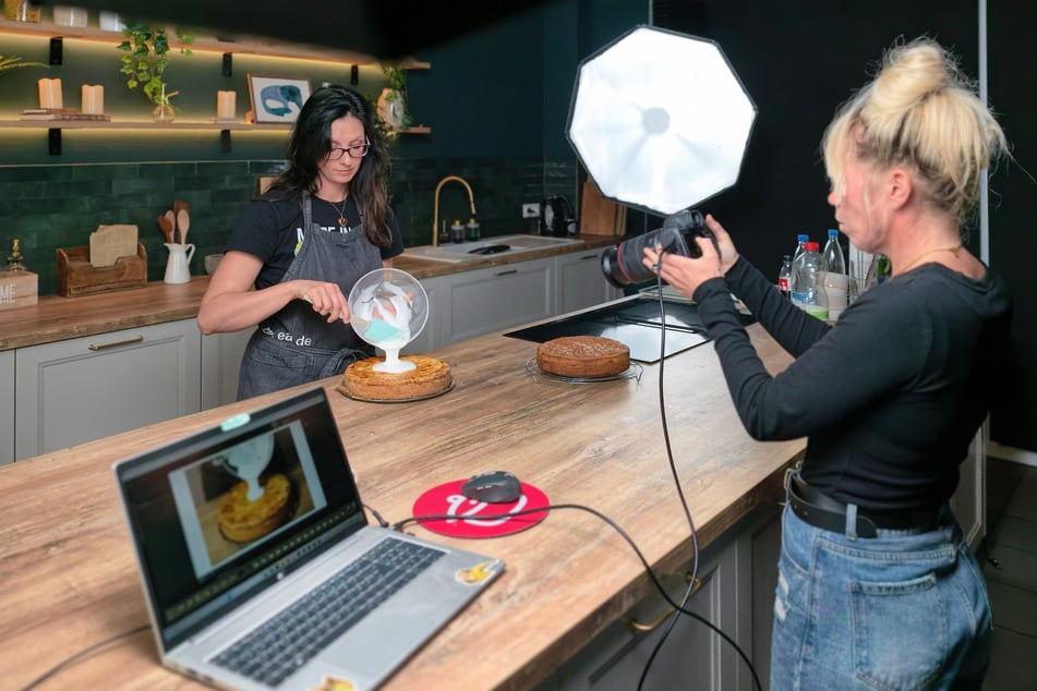 Hier wird gekocht und geknipst: Susann Lasch (39, l.) und Kathrin Junghans (44) setzen im Küchen-Fotostudio des Zwickauer Kochportals eat.de einen Apfelkuchen in Szene.