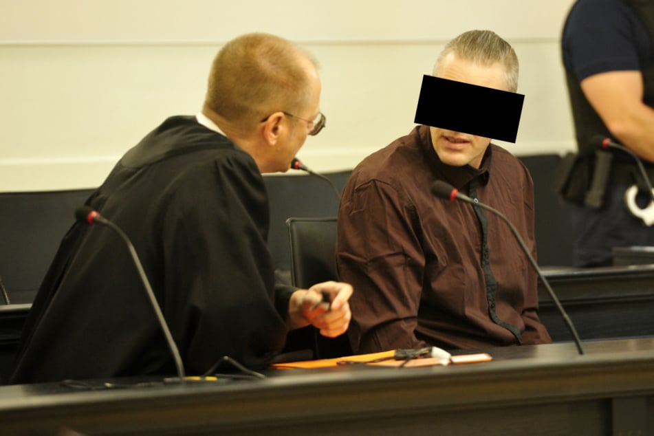 André W. (44, r.) steht wegen dreifachen Mordversuchs vor Gericht.