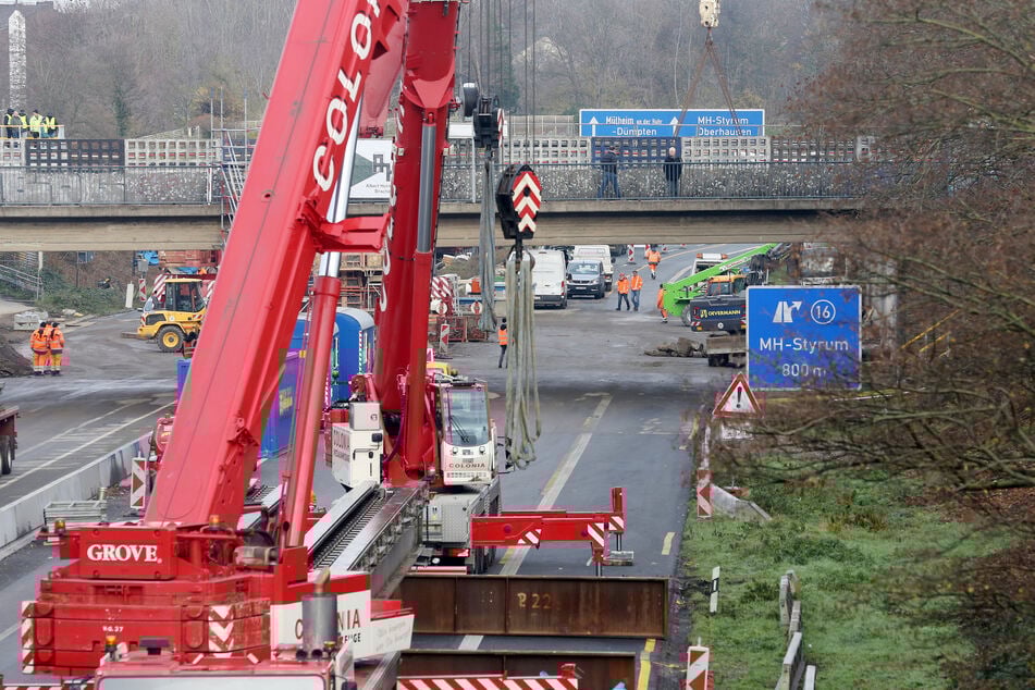 Bereits im Dezember wurden mit einem großen Kran Brückenteile für die Hilfsbrücke über die A40 eingehoben.