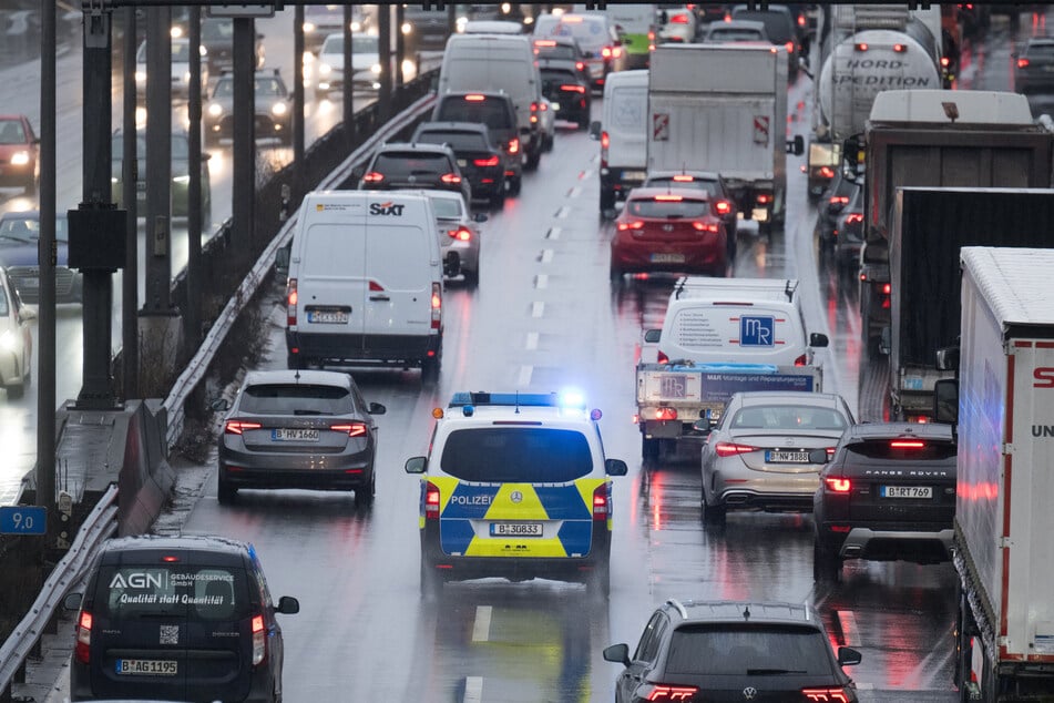 Insbesondere die Rettungsgasse sollte sofort eingerichtet werden. (Symbolfoto)
