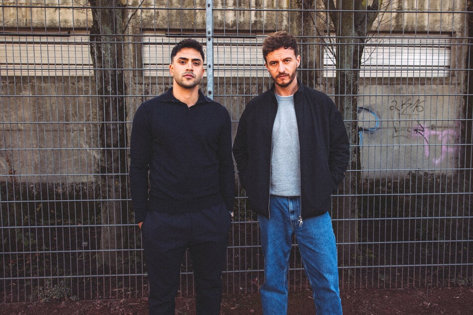 Fußball-Fan Tommi Schmitt (37, r.) traf Nationalspieler Nadiem Amiri (29) unter anderem in dessen Heimat Ludwigshafen, wo er früher täglich auf dem Bolzplatz kickte.