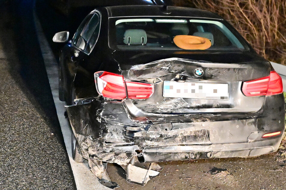 Dieser BMW wurde bei dem Crash auf der A661 massiv am Heck beschädigt - insgesamt wurden sechs Personen (darunter zwei Kinder) bei dem Unfall schwer verletzt.