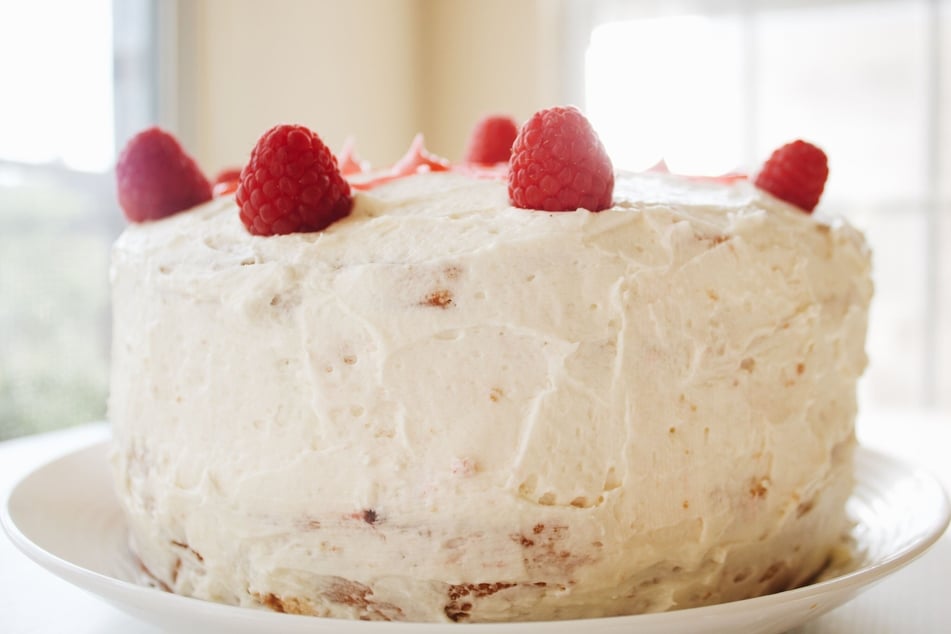 Backe die einfache Himbeer-Sahne-Torte mit Biskuit und weißer Schokolade von TAG24.