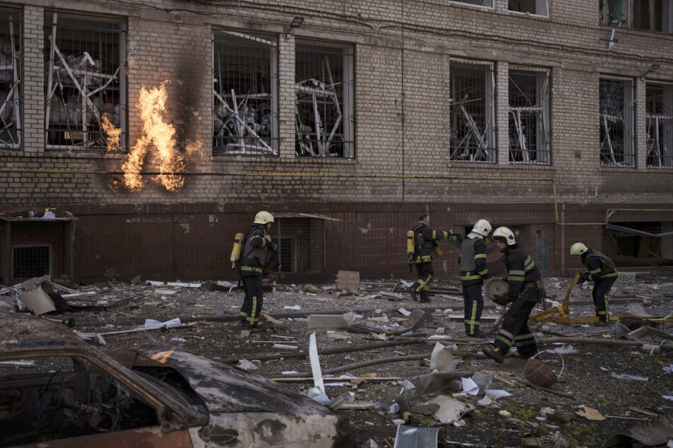 Feuerwehrleute löschen mehrere Brände nach einem russischen Angriff in Charkiw.