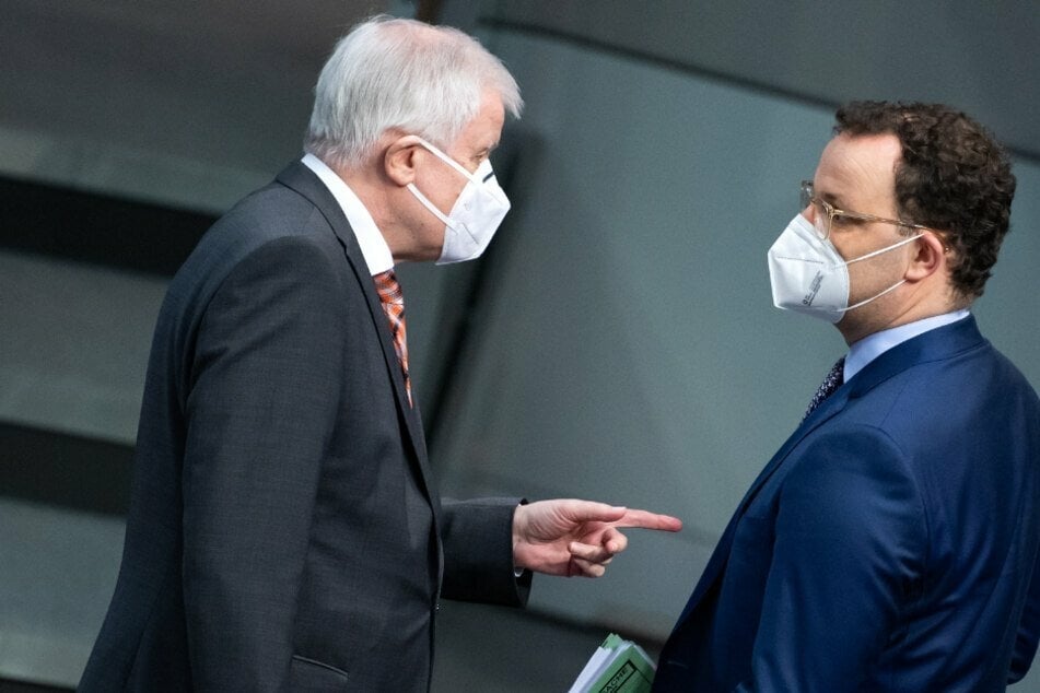 Bundesinnenminister Horst Seehofer (71, CSU) im Zwiegespräch mit dem Gesundheitsminister Jens Spahn (40, CDU, rechts).