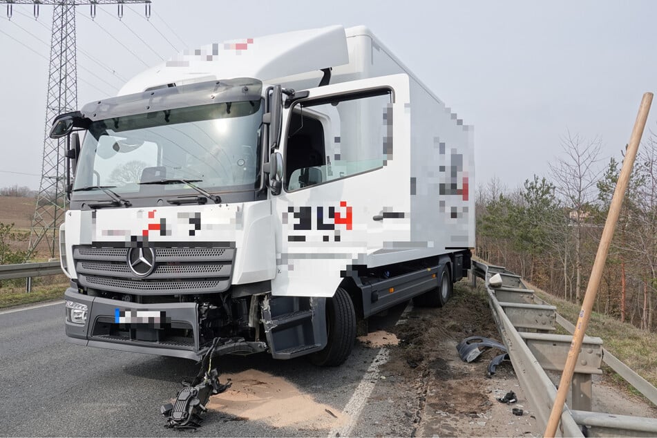 Der Mercedes-Benz krachte in die Leitplanke auf der S81.